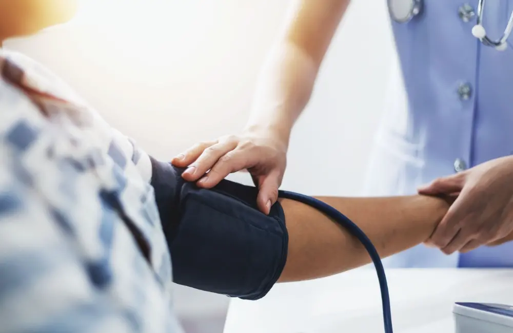 ارتفاع ضغط الدم: التعريف والأعراض والوقاية والعلاج وعوامل الخطر والمضاعفات